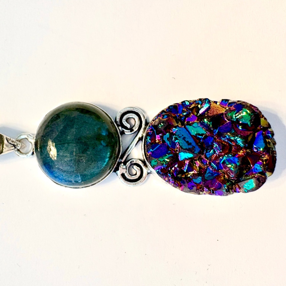 2 inch, Titanium Druzy and Fiery Labradorite pendant on a silver chain. - Picture 4 of 6